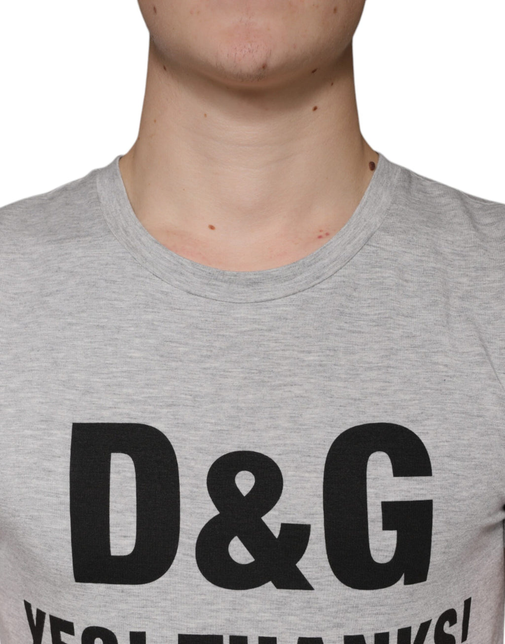 T-shirt gris à logo Dolce & Gabbana, col rond, manches courtes, impression de logo sur le devant, style décontracté.