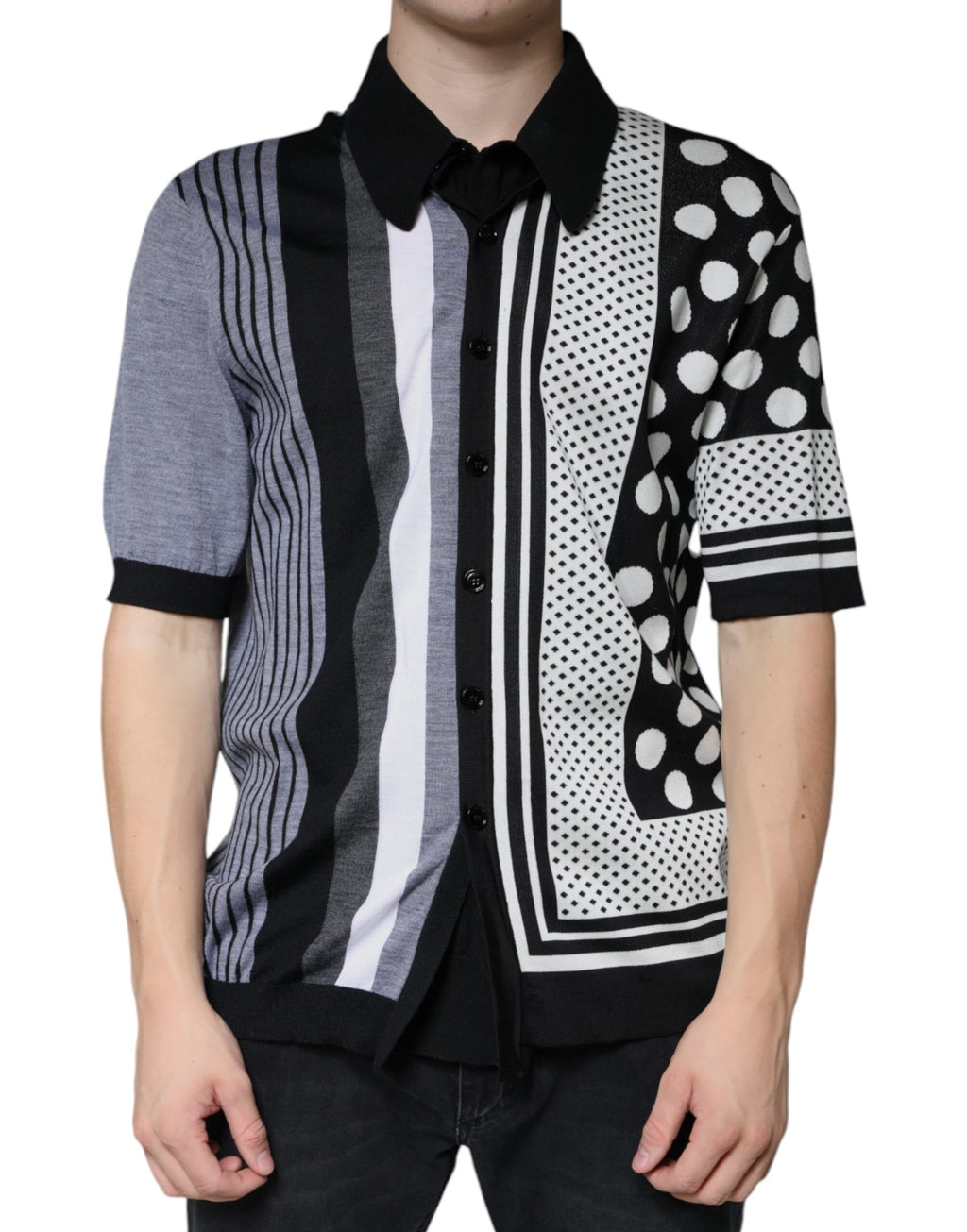 T-shirt polo Dolce & Gabbana à pois noirs et blancs avec col, vue de face, en coton élégant.