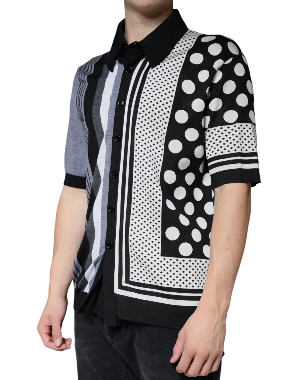T-shirt polo Dolce & Gabbana à pois noir et blanc avec col, vue de face, vue de détail du motif à pois.