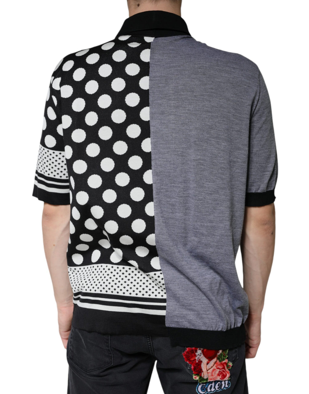 T-shirt polo à col noir et blanc à pois Dolce & Gabbana, mode élégante, vue de face avec col contrasté et motif à pois.