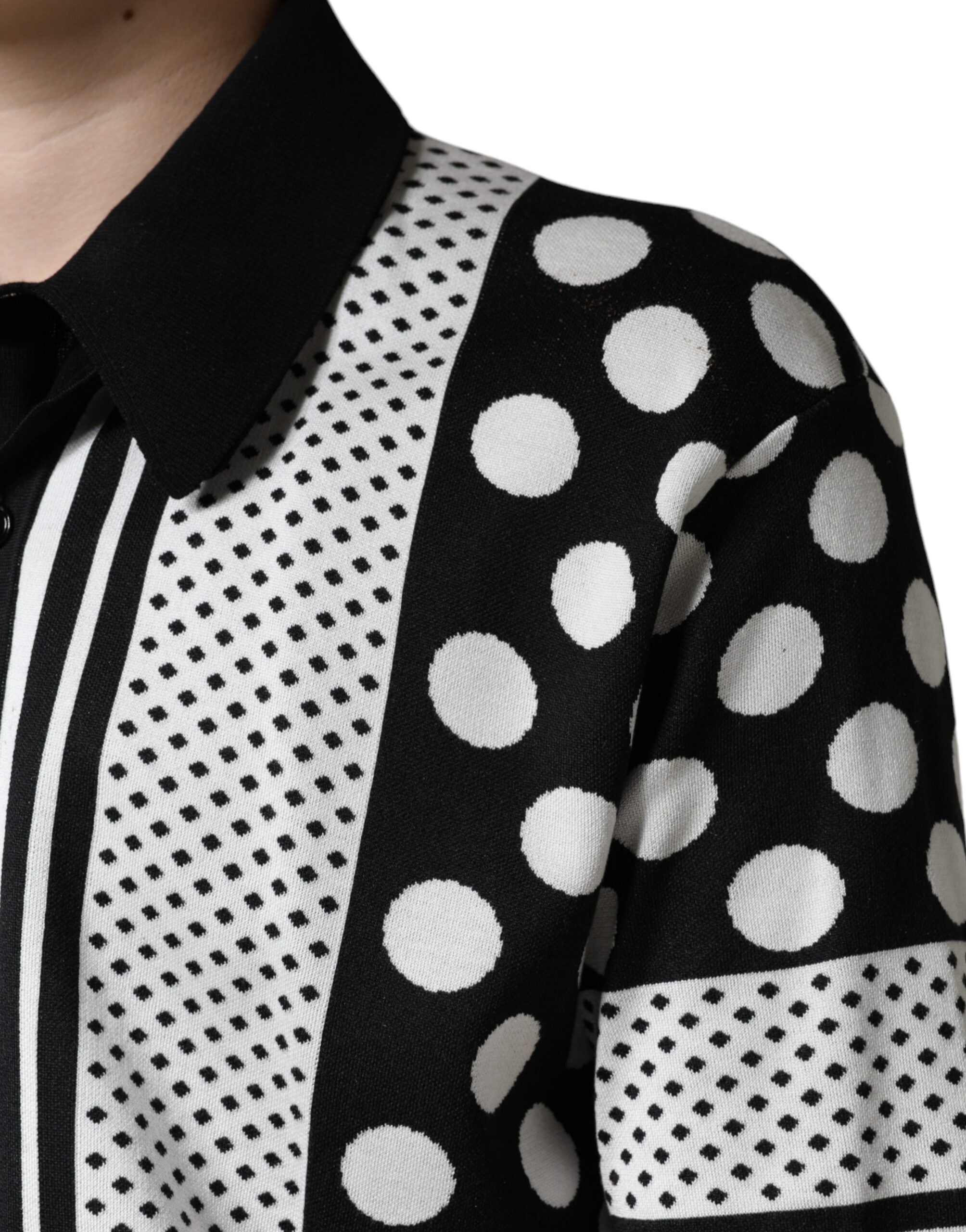 T-shirt polo à pois noir et blanc Dolce & Gabbana avec col, tissu doux, porté sur mannequin.