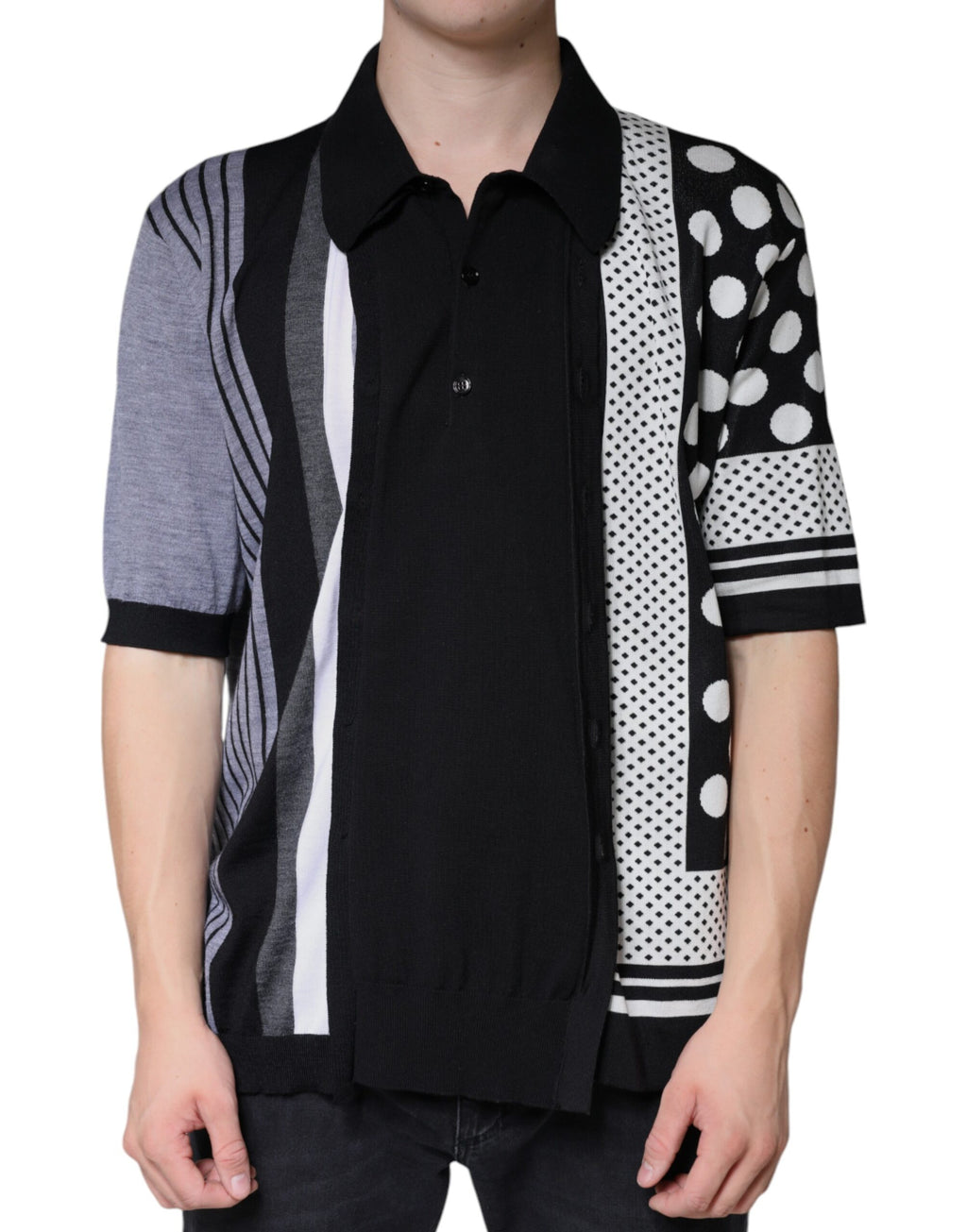 T-shirt polo Dolce & Gabbana à pois noirs et blancs avec col, vue de face, en tissu léger.