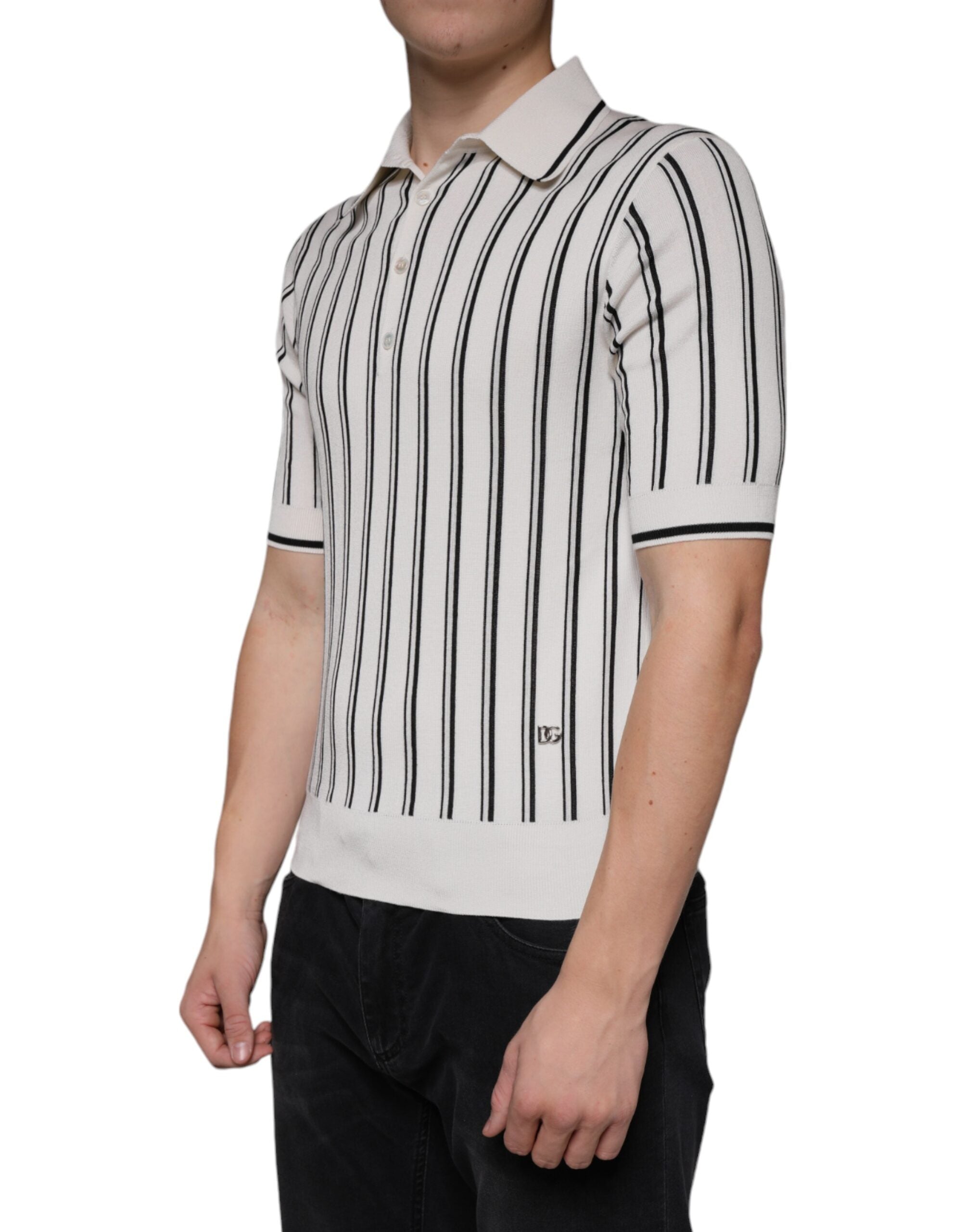 Polo à rayures blanches et noires de Dolce & Gabbana avec manches courtes, tissu en coton, style élégant et classique.