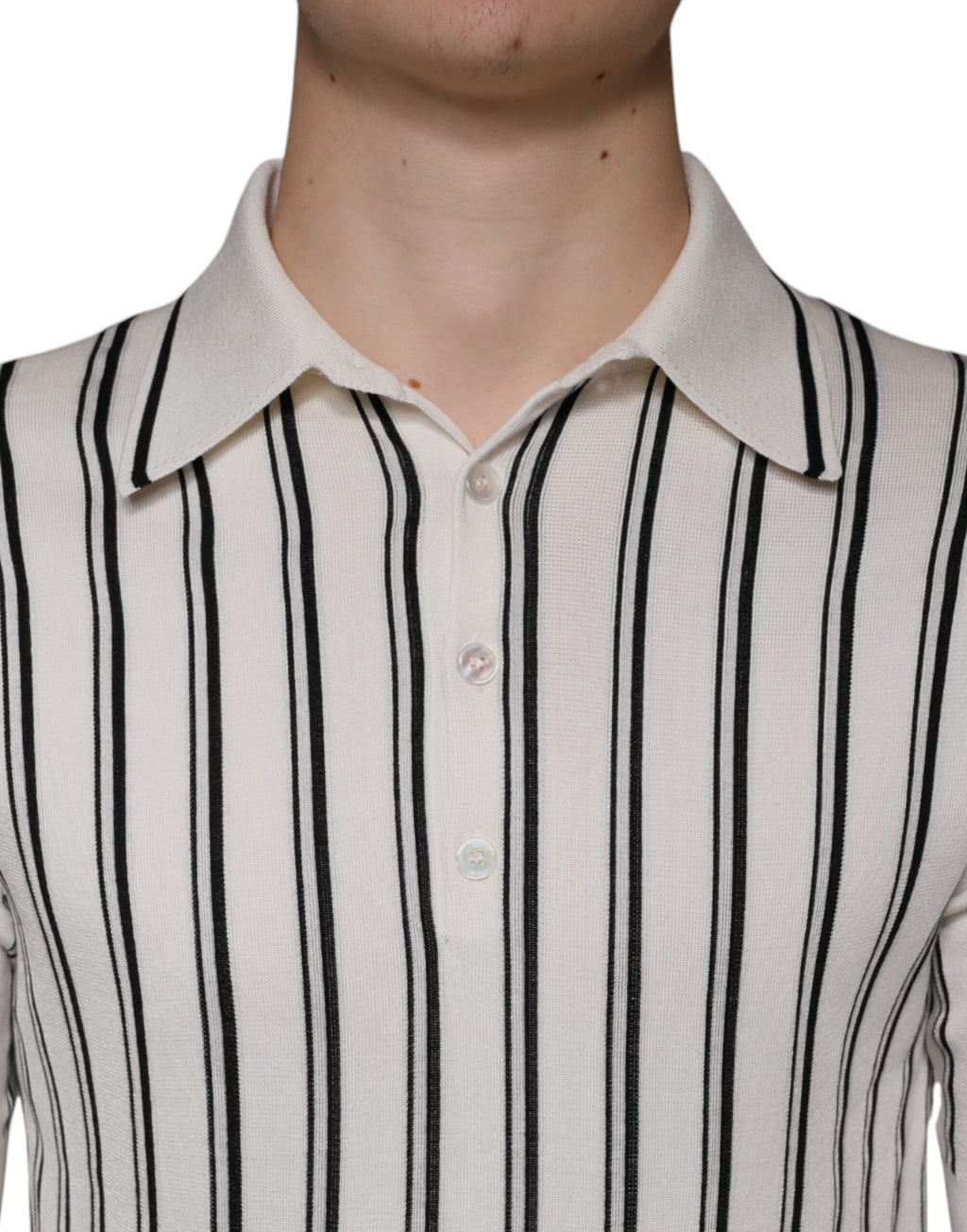 T-shirt polo à manches courtes Dolce & Gabbana blanc et noir avec rayures, style élégant et décontracté.