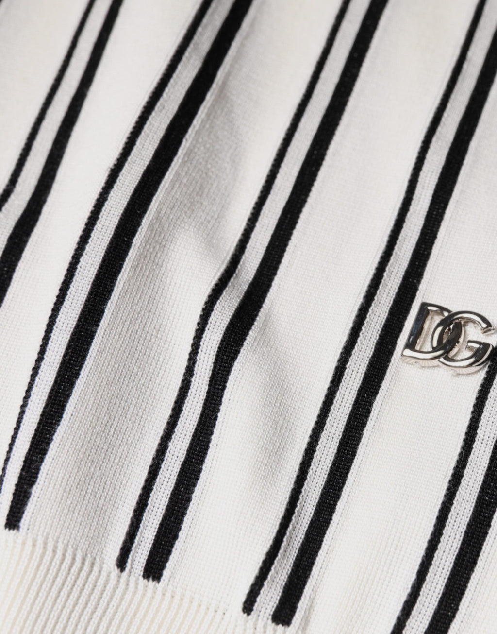 T-shirt polo à rayures blanches et noires de Dolce & Gabbana avec manches courtes et col classique.