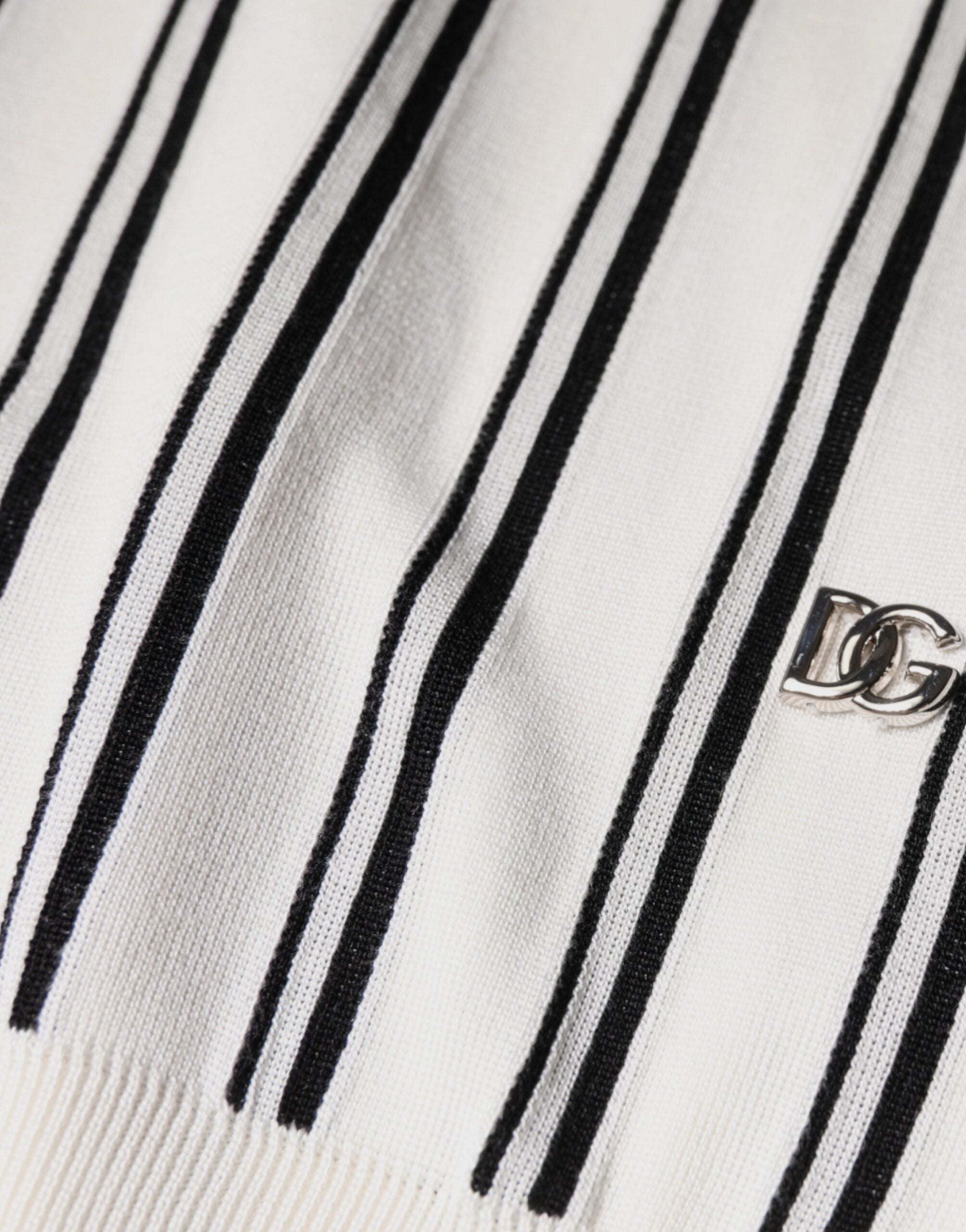T-shirt polo à rayures blanches et noires de Dolce & Gabbana avec manches courtes et col classique.