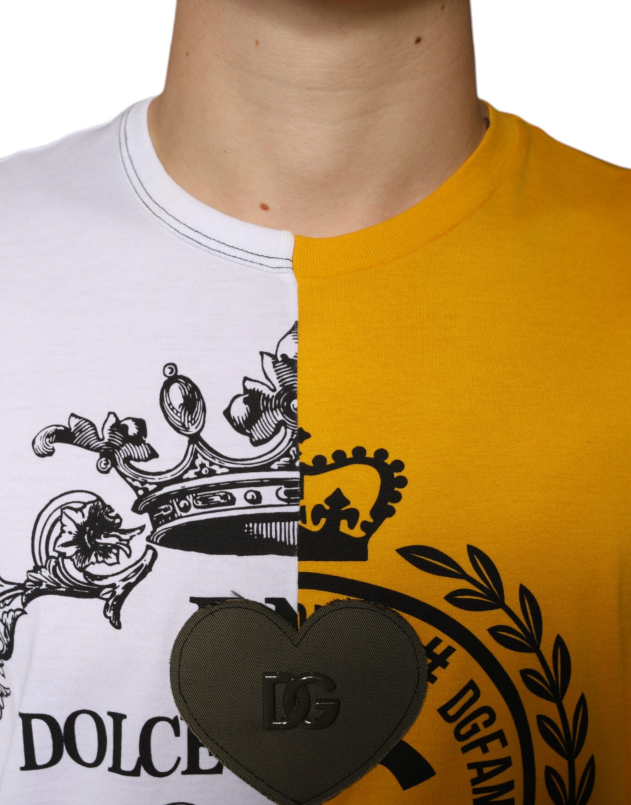 T-shirt à manches courtes blanc et jaune Dolce & Gabbana avec logo imprimé, style décontracté et design tendance.