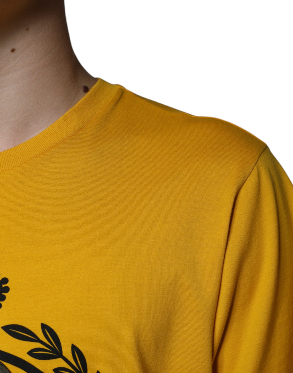 T-shirt à manches courtes blanc et jaune Dolce & Gabbana avec logo imprimé, mode élégante et décontractée.