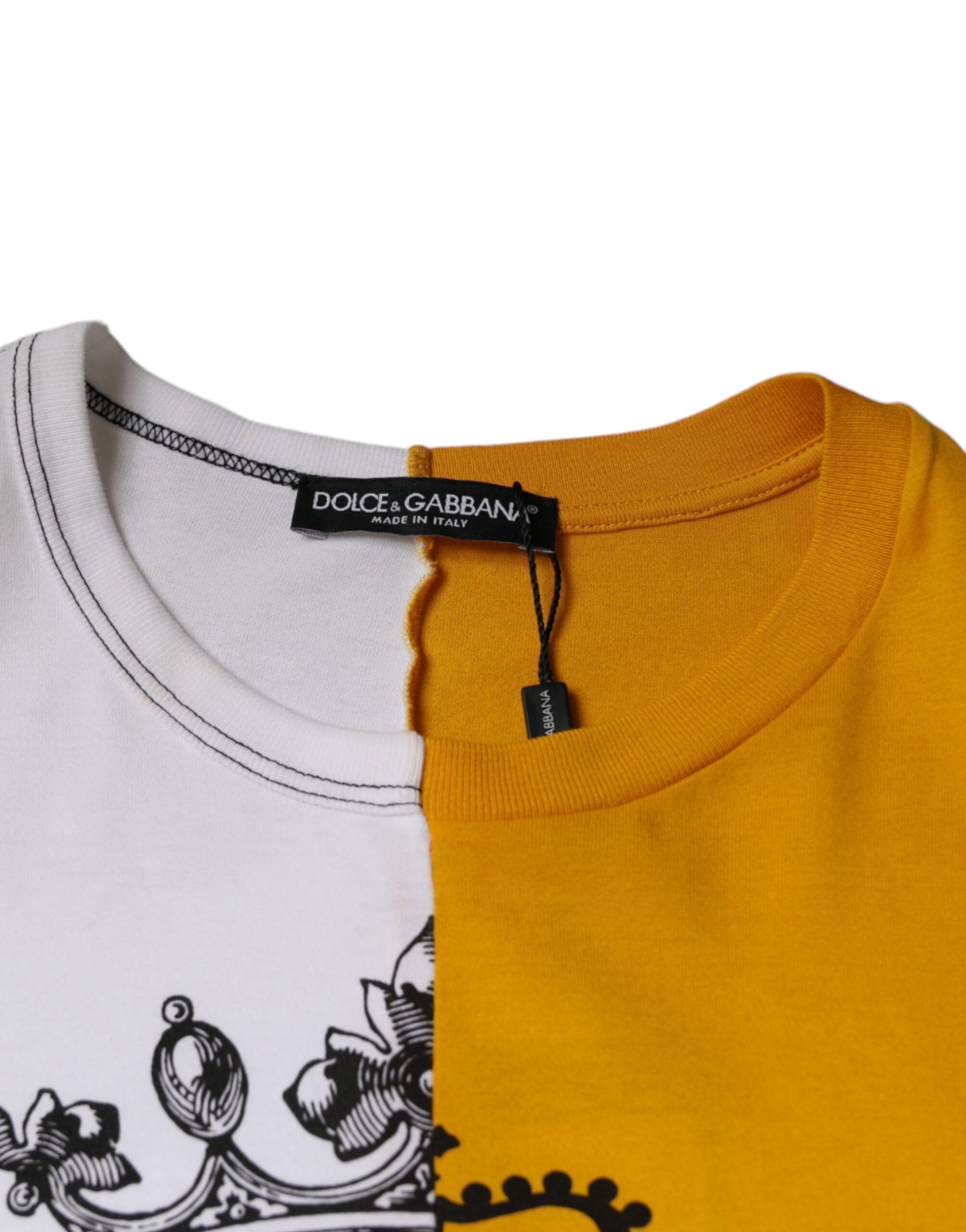 T-shirt à manches courtes Dolce & Gabbana blanc avec logo jaune et imprimé, style décontracté et moderne.