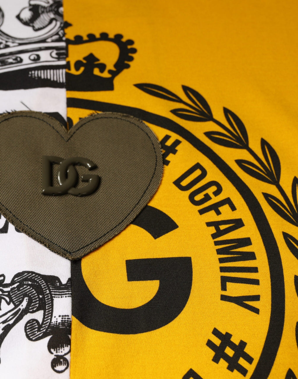 T-shirt à manches courtes Dolce & Gabbana blanc avec logo jaune et imprimé, look décontracté et élégant.