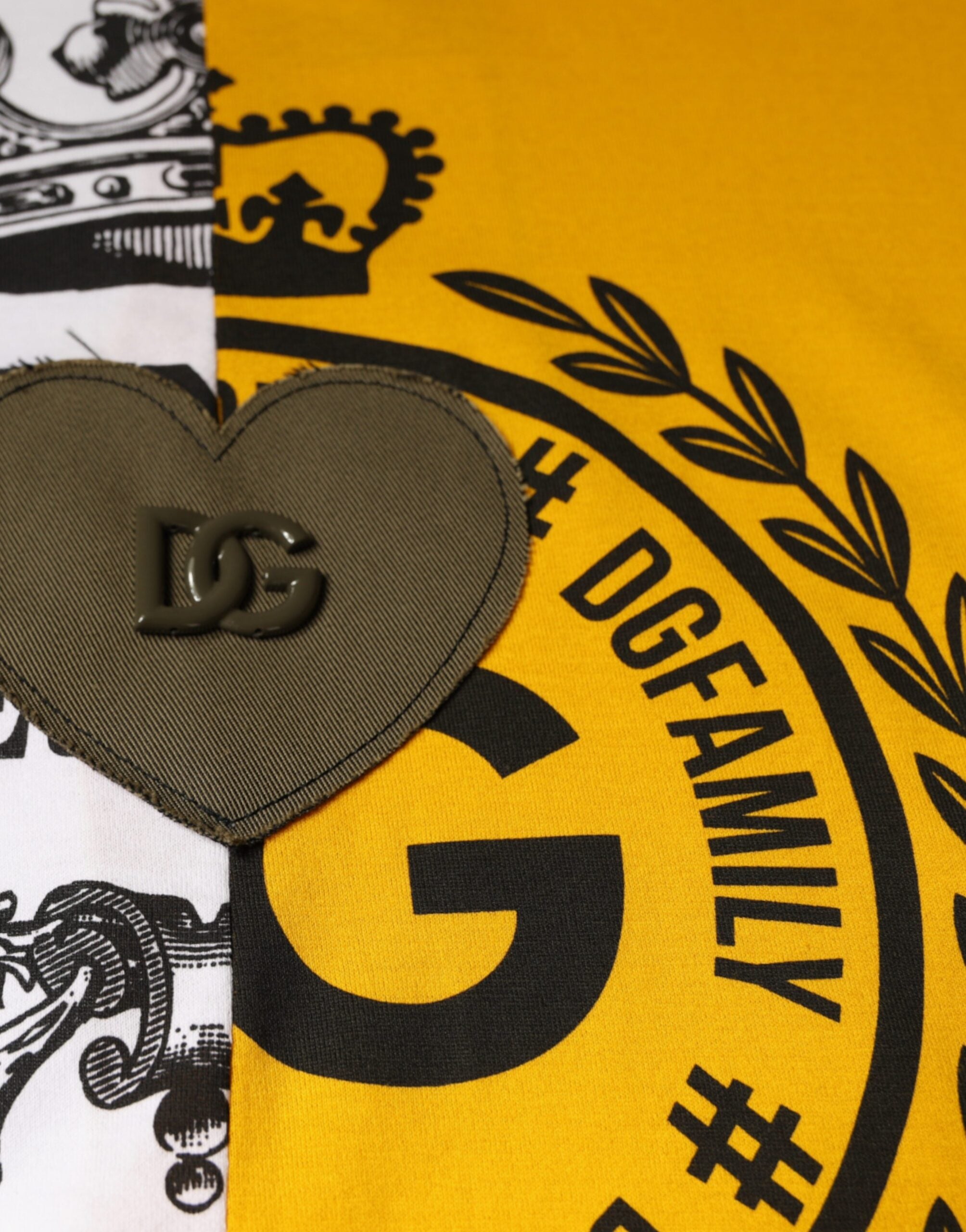 T-shirt à manches courtes Dolce & Gabbana blanc avec logo jaune et imprimé, look décontracté et élégant.