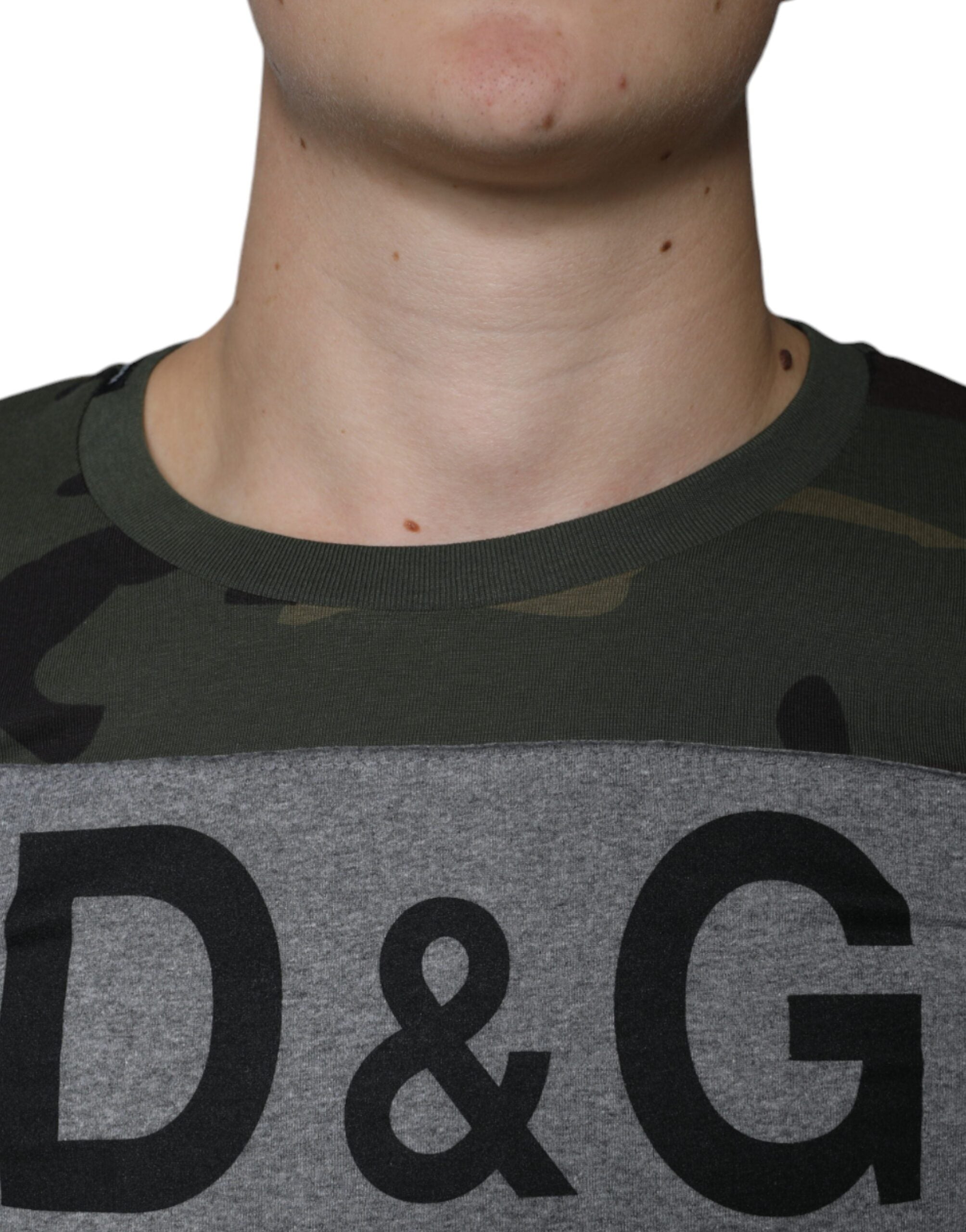 T-shirt à col rond en coton multicolore camouflage de Dolce & Gabbana, style décontracté et moderne.