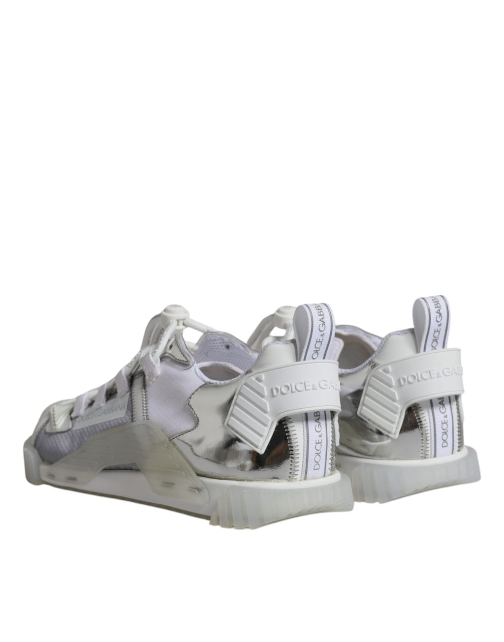 Chaussures basses blanches et argentées Dolce & Gabbana NS1, sneakers tendance en cuir avec détails modernes.