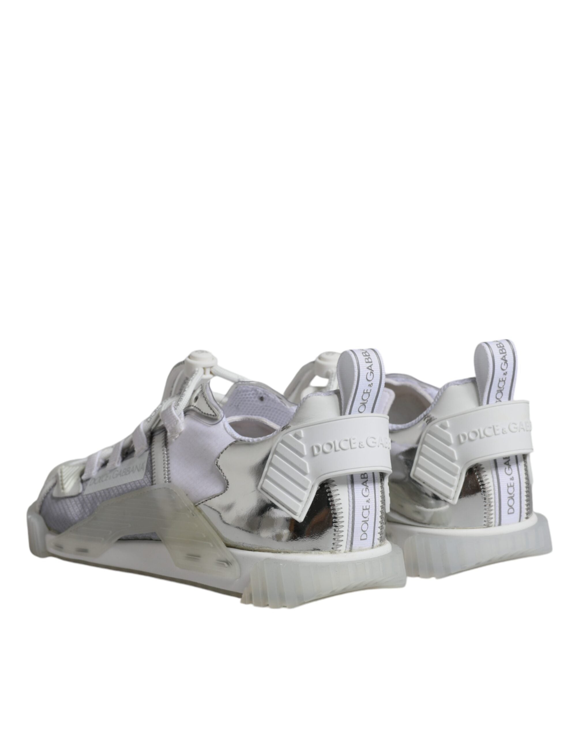 Chaussures basses blanches et argentées Dolce & Gabbana NS1, sneakers tendance en cuir avec détails modernes.