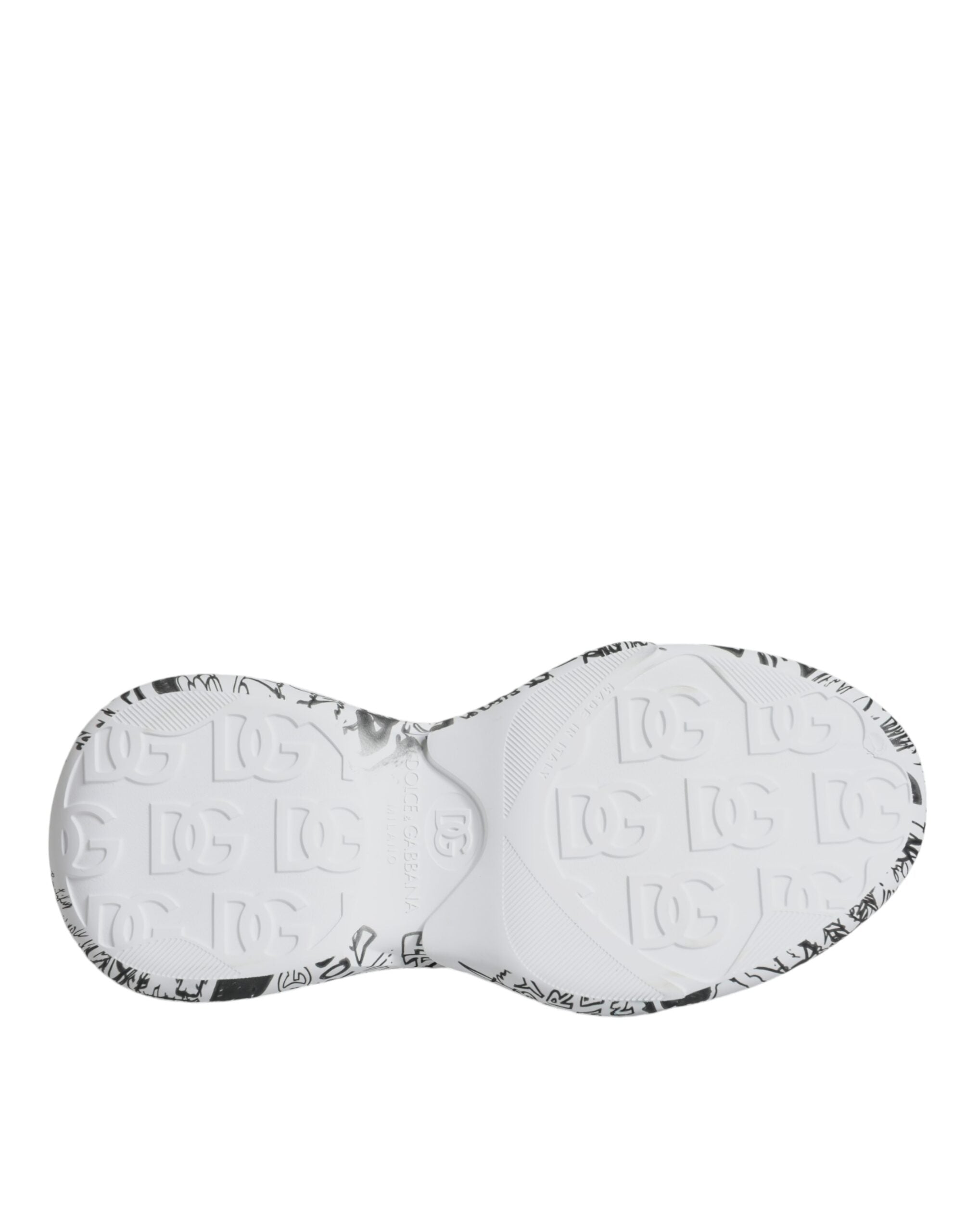 Chaussures sneakers Dolce & Gabbana Daymaster en blanc et noir avec motif graffiti, pour un style tendance et urbain.