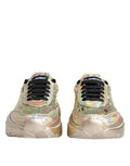 Chaussures Dolce & Gabbana Daymaster en sneakers dorés à sequins iridescents, vues de face avec détails brillants.