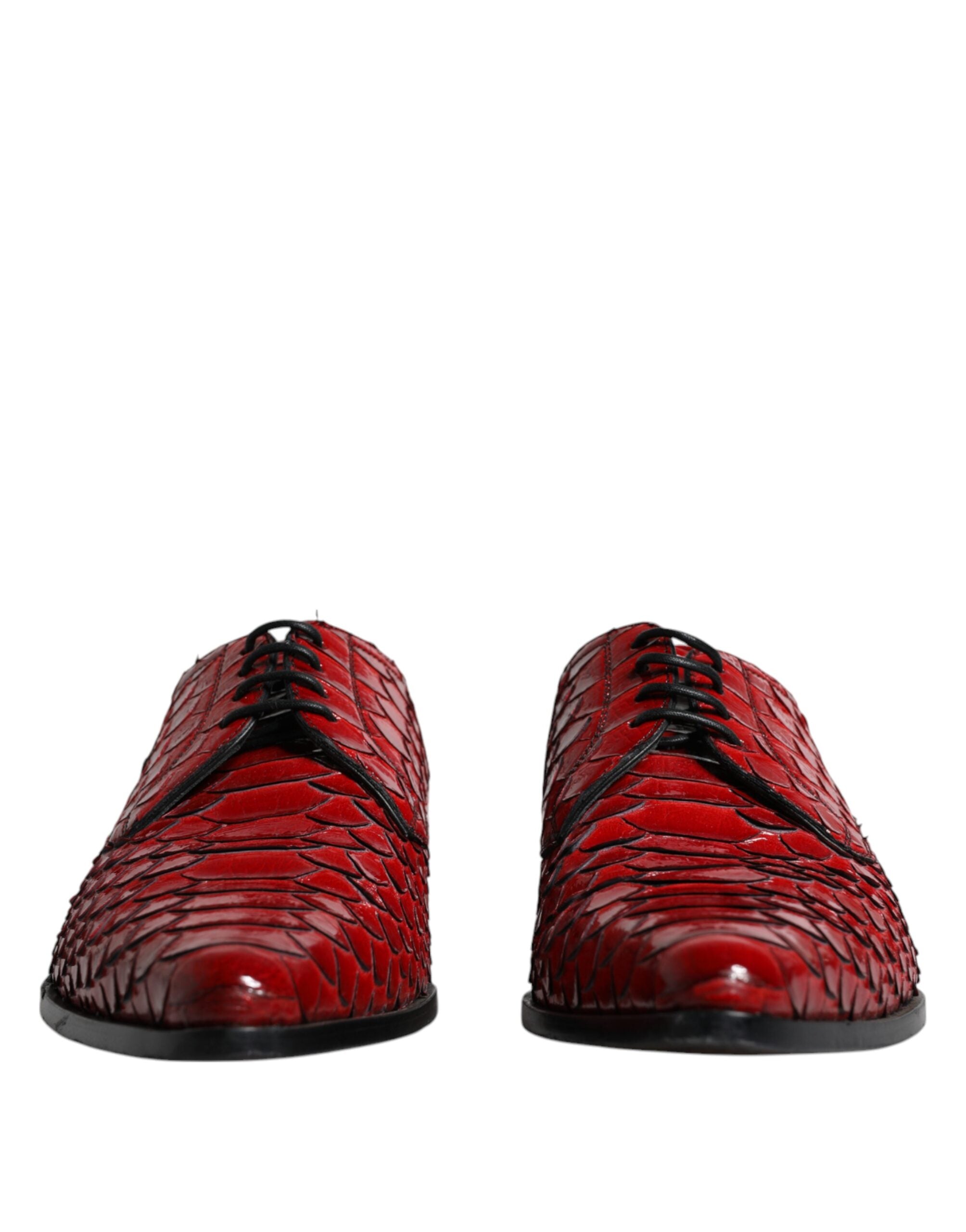 Chaussures Derby formelles rouges en cuir texturé verni de Dolce & Gabbana pour homme, vue de face.