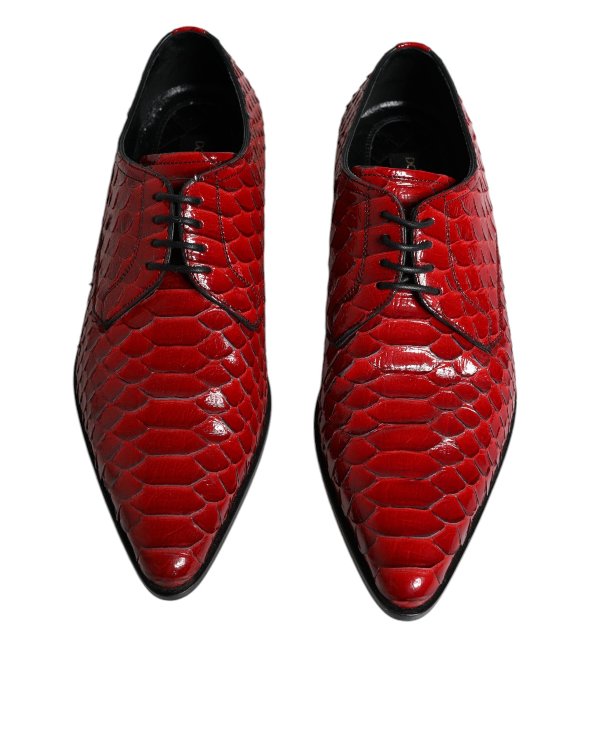 Chaussures derby formelles pour hommes Dolce & Gabbana, rouge texturé et vernie, style élégant et sophistiqué.