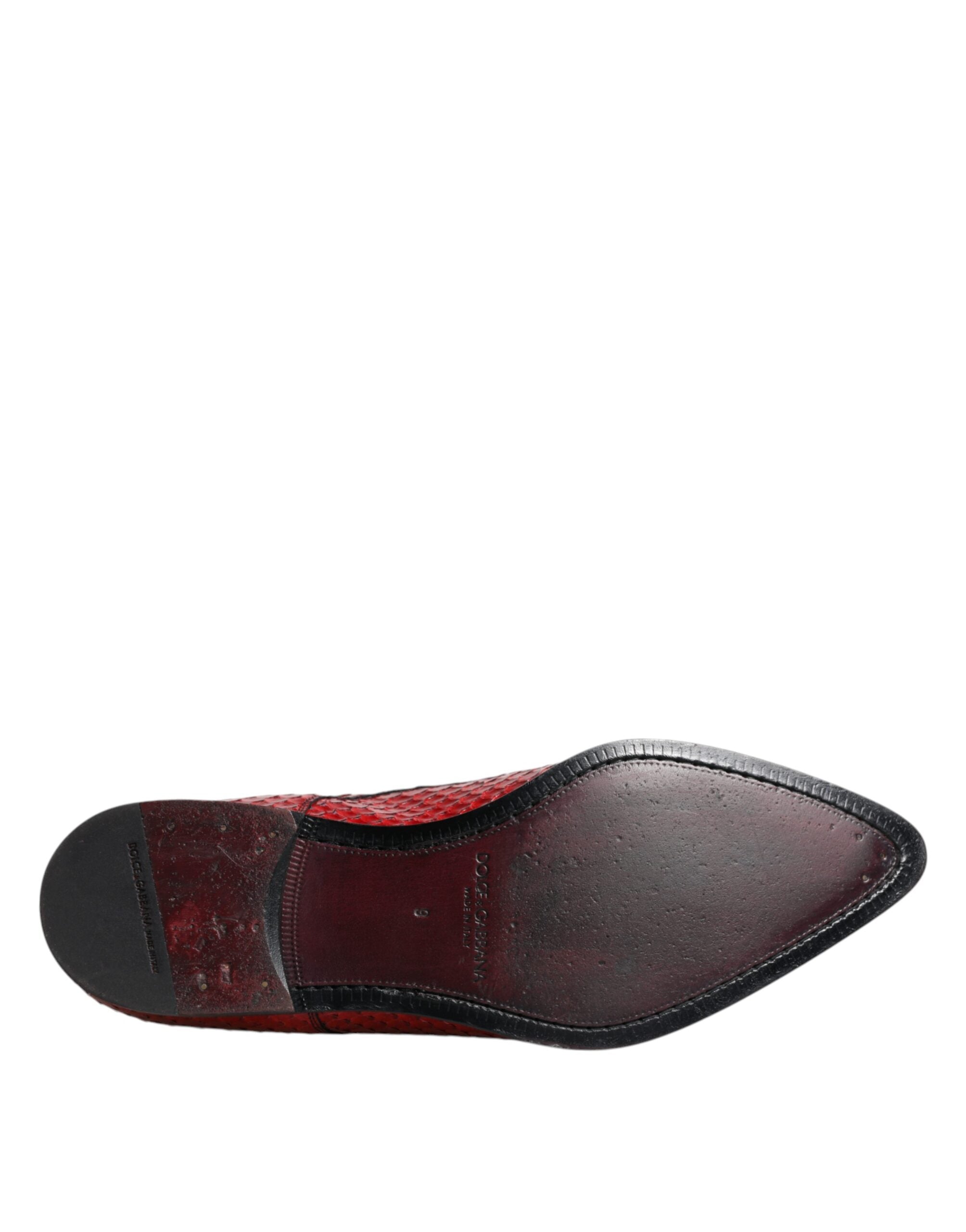 Chaussures formelles Derby Dolce & Gabbana rouges à texture vernie pour homme, style élégant et sophistiqué.