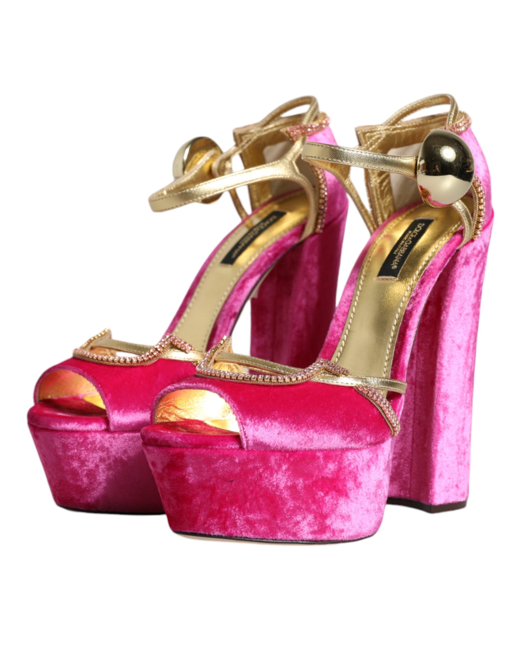 Sandales à talons Dolce & Gabbana en velours rose avec bride à la cheville et plateforme élégante.