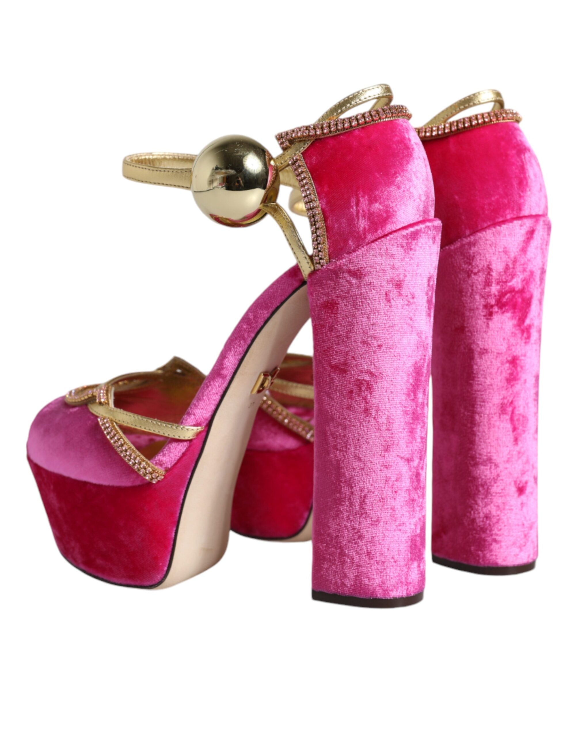 Sandales à talons Dolce & Gabbana en velours rose avec bride à la cheville et plateforme élégante.