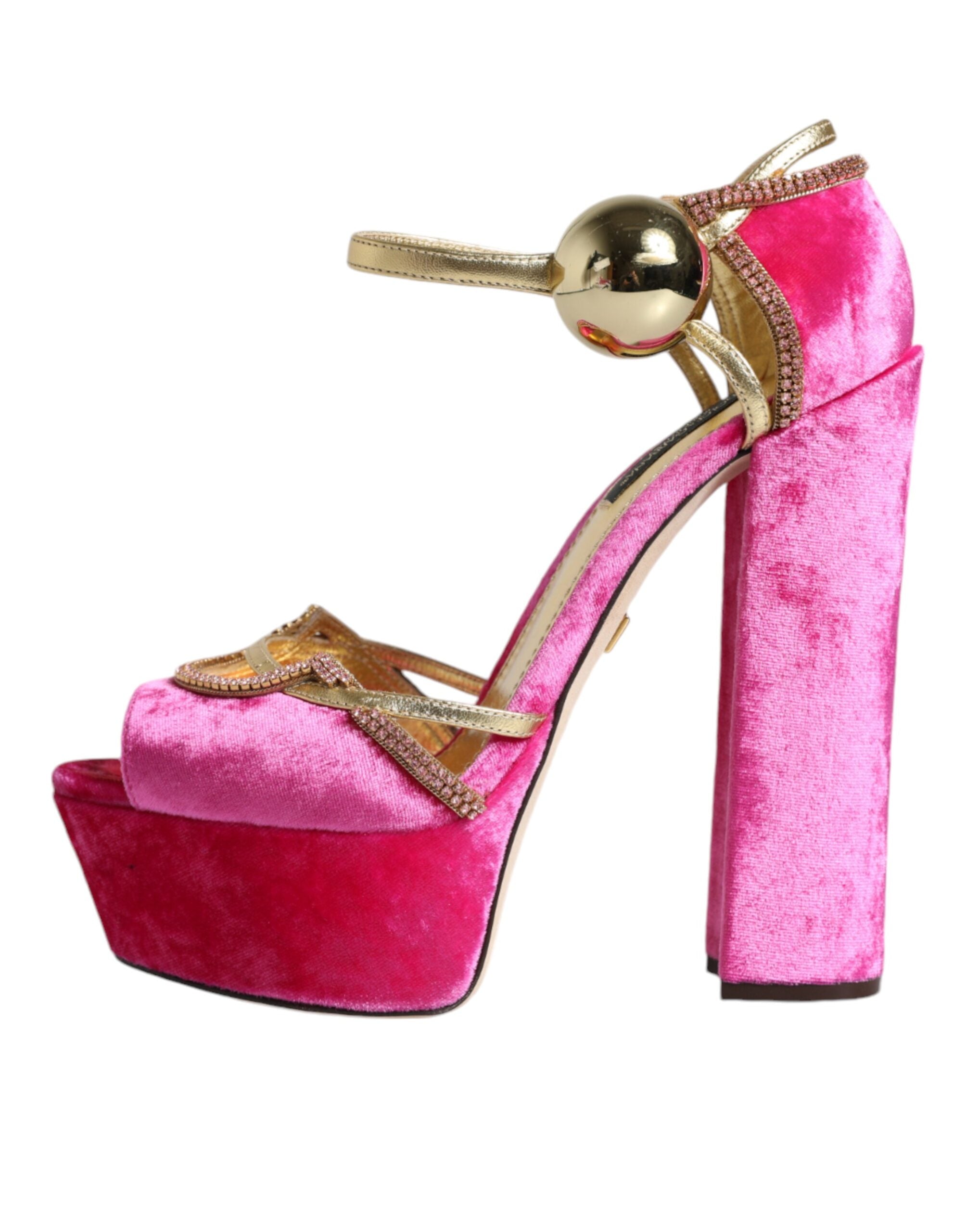 Sandales à talons rose en velours Dolce & Gabbana avec bride à la cheville et plateforme, vue de côté.
