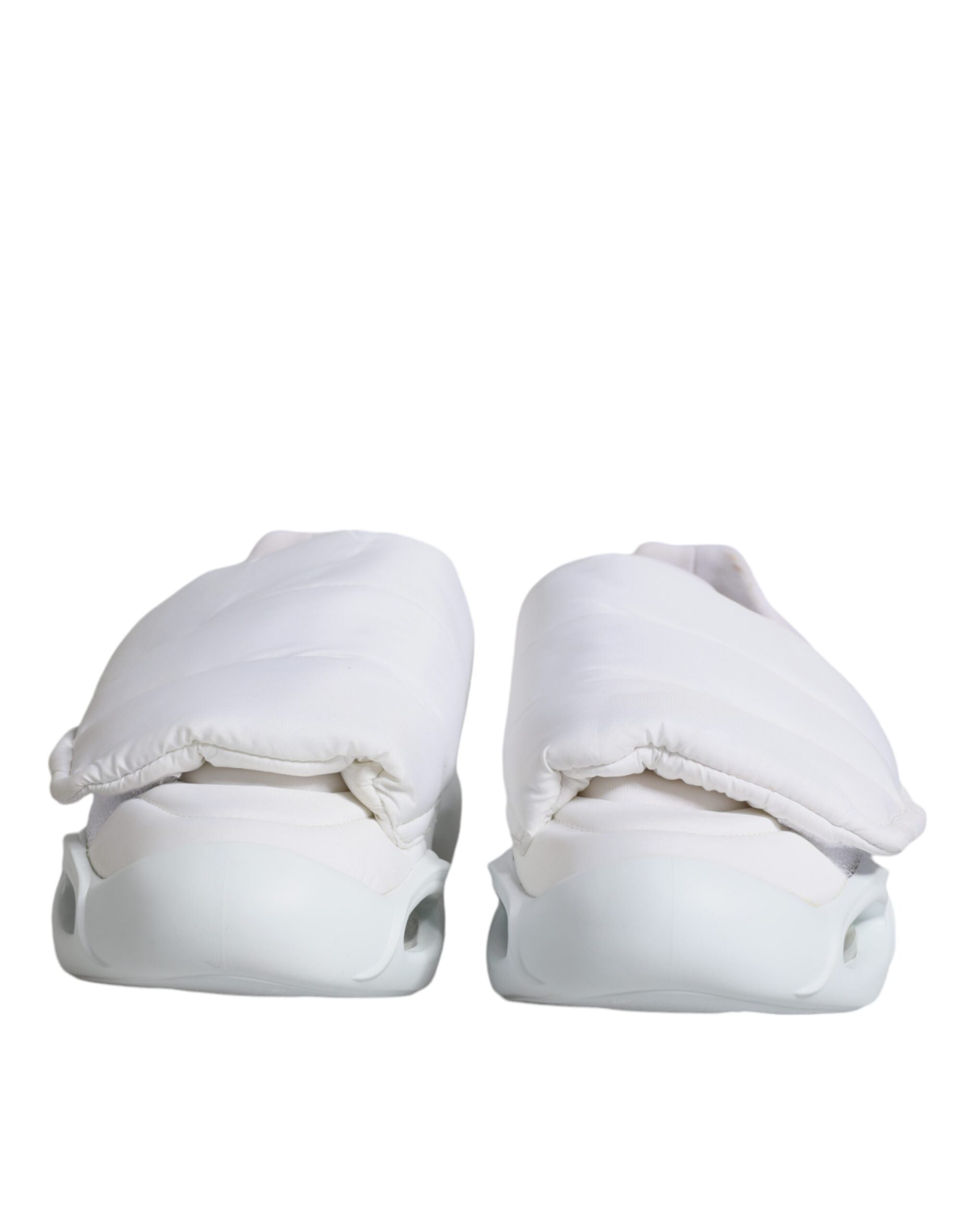Chaussures basses blanches Dolce & Gabbana en tissu rembourré, baskets élégantes pour un style décontracté.