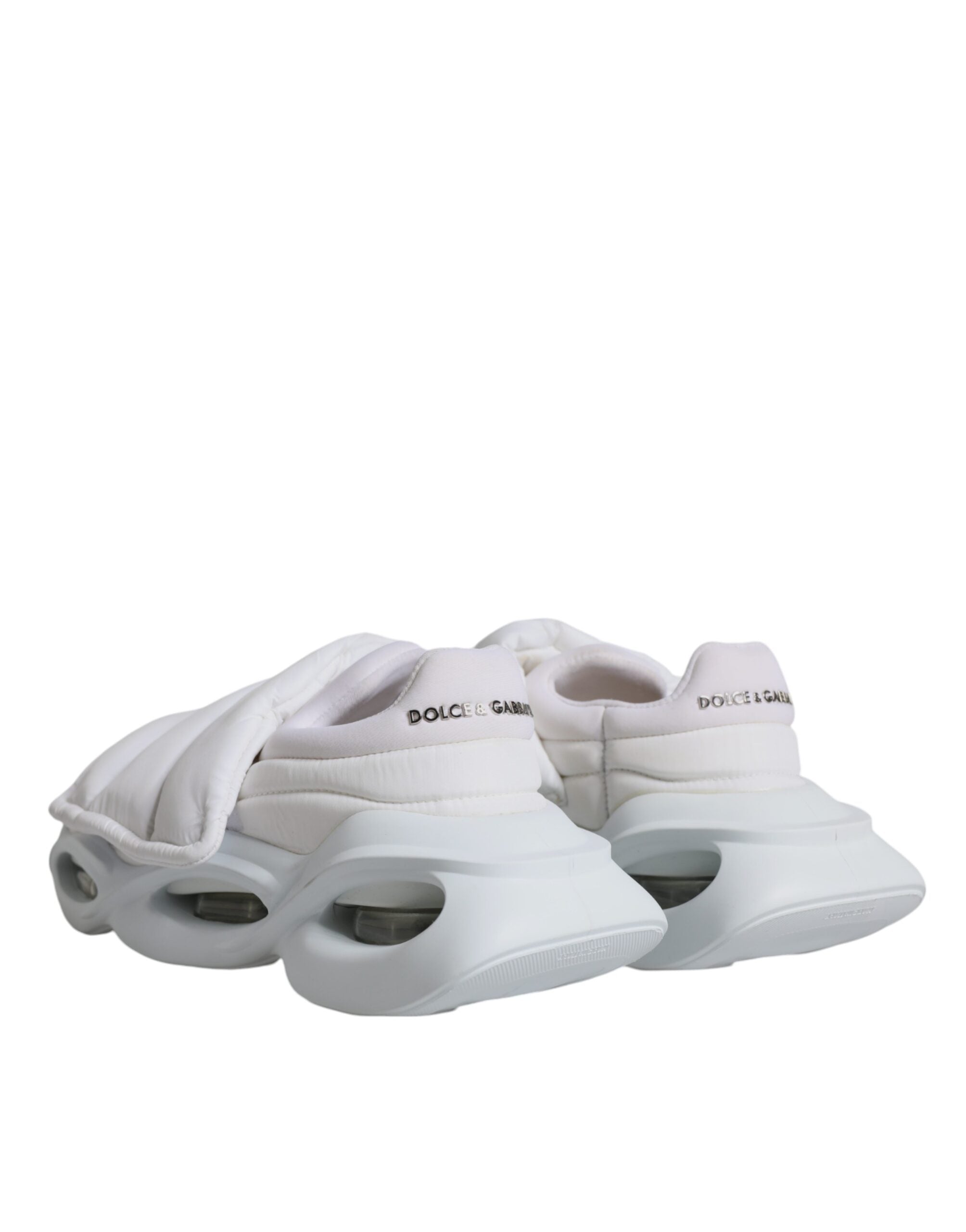 Chaussures basses blanches Dolce & Gabbana en tissu rembourré, sneakers élégants pour un style décontracté et tendance.