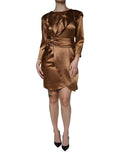 Robe courte en satin marron à manches longues et style portefeuille, marque Emporio Armani, vue de face.