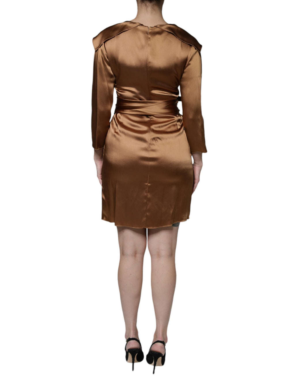 Robe courte en satin marron Emporio Armani à manches longues, style wrap et coupe ajustée, pour une allure élégante et sophistiquée.