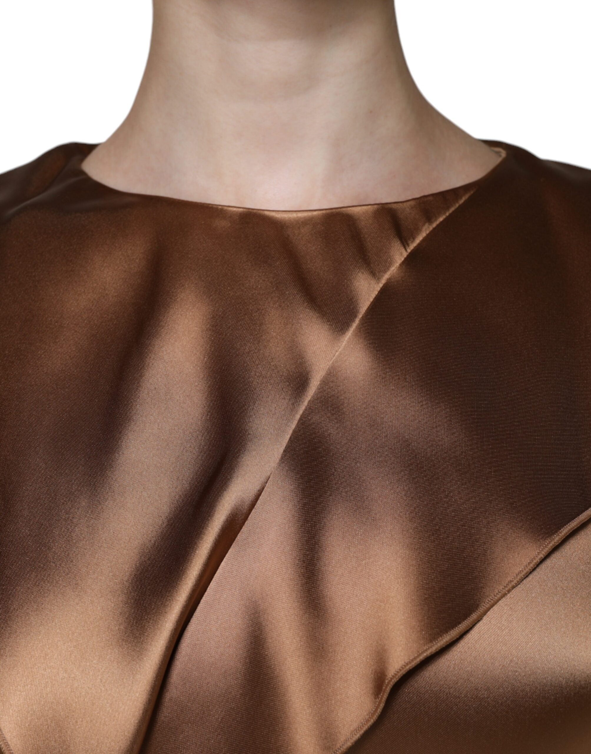 Robe mini en satin marron à manches longues et style cache-cœur, marque Emporio Armani, élégante et sophistiquée.