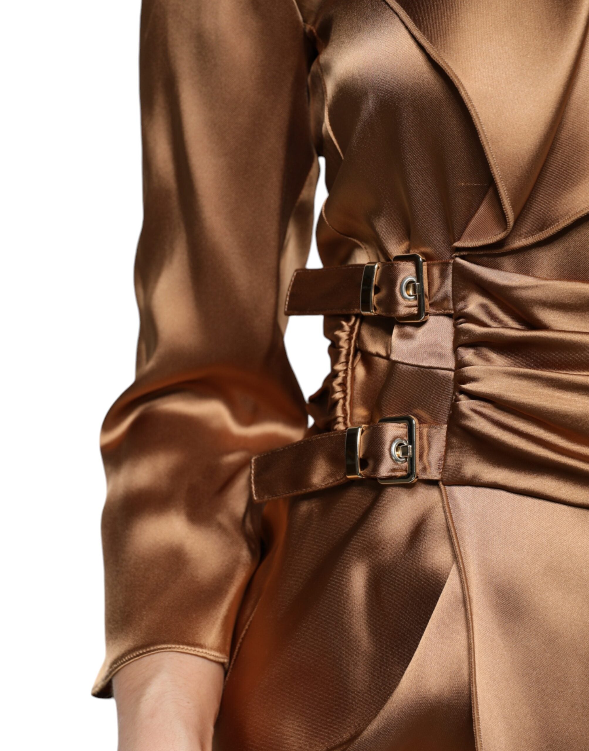 Robes courte en satin marron Emporio Armani à manches longues et style portefeuille, élégante et sophistiquée.