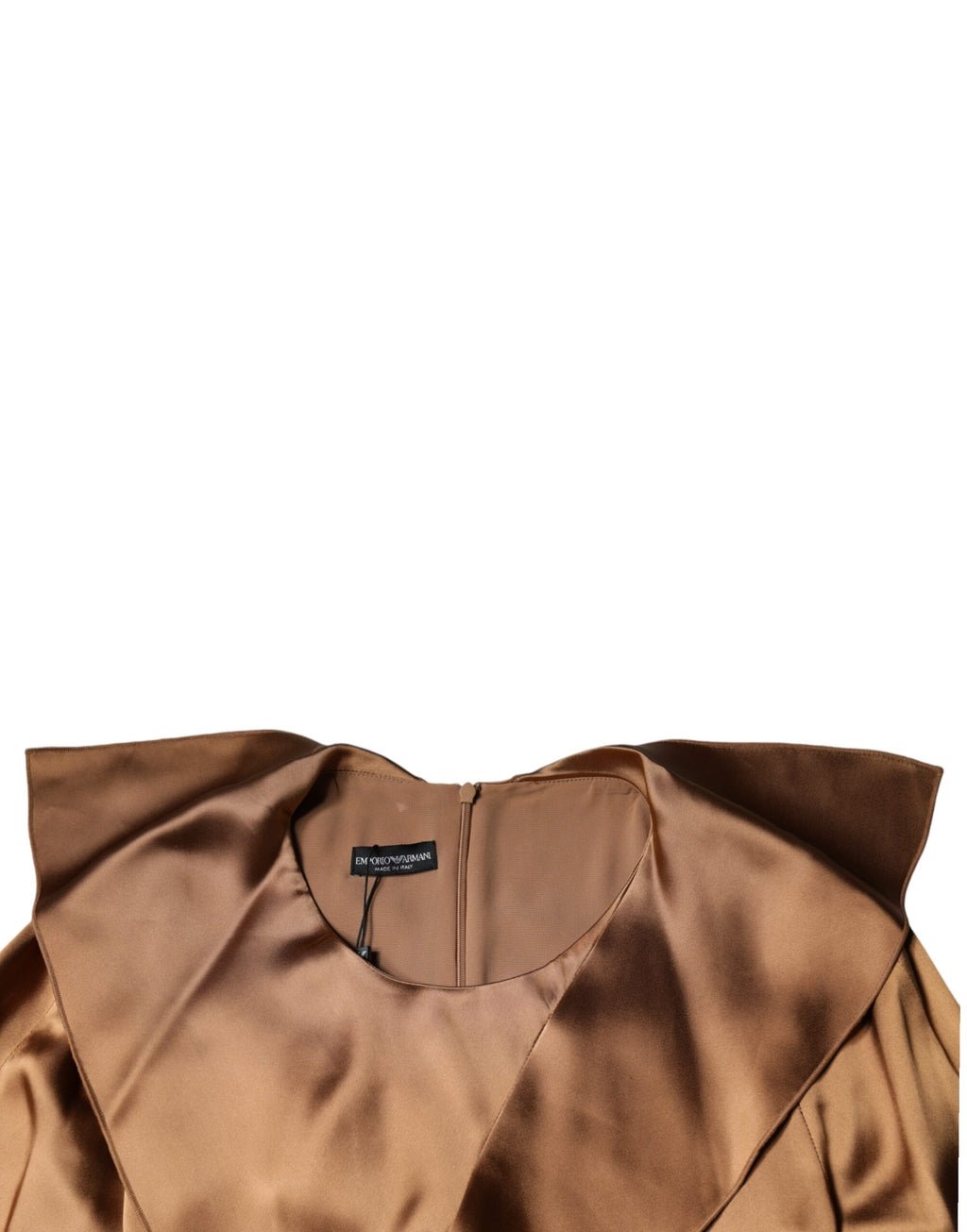 Robe courte en satin marron Emporio Armani à manches longues et coupe portefeuille, élégante et sophistiquée.