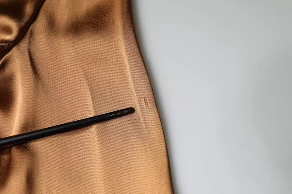 Robe courte en satin marron Emporio Armani à manches longues et coupe portefeuille, élégante et sophistiquée.