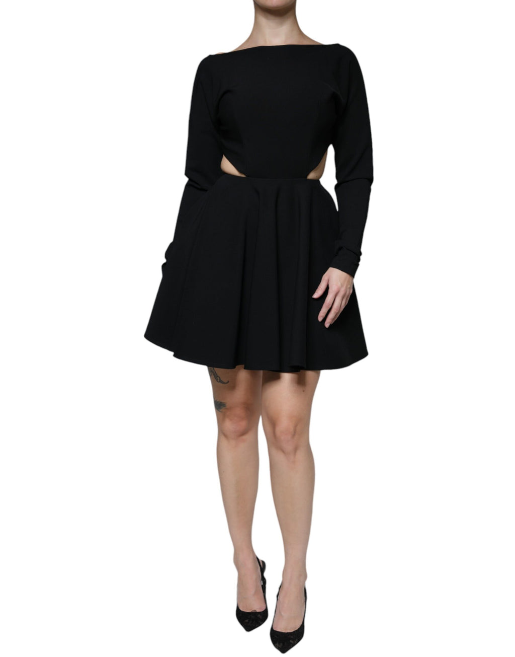 Robe courte noire en viscose Dolce & Gabbana avec découpes, manches longues et coupe en A, élégante et moderne.