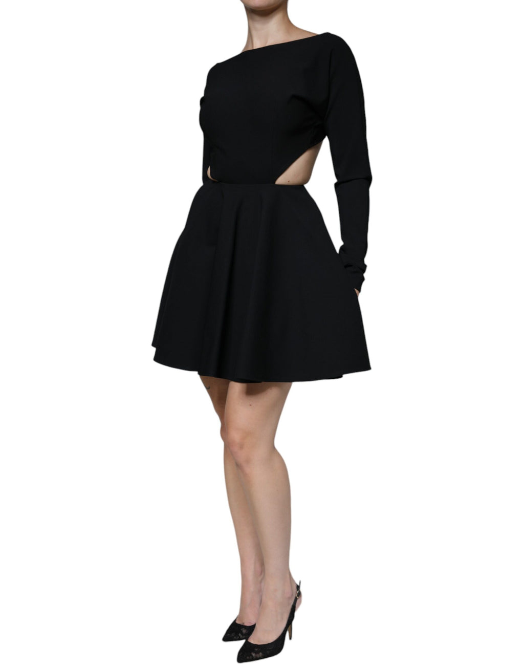 Robe courte noire Dolce & Gabbana en viscose à manches longues et découpes, style évasé et silhouette élégante.