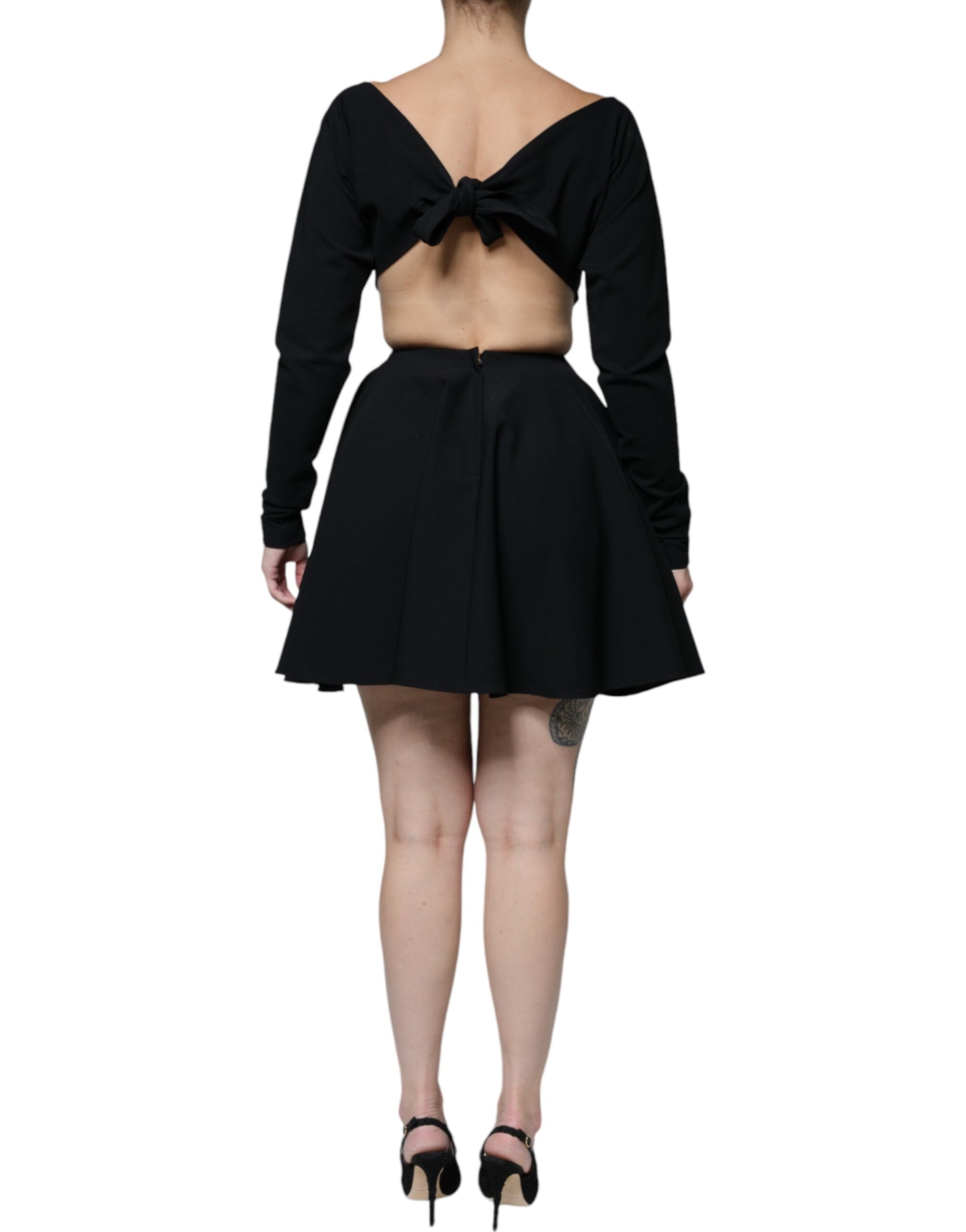 Robe courte noire en viscose Dolce & Gabbana avec découpes, manches longues et style en A, vue de face sur mannequin.
