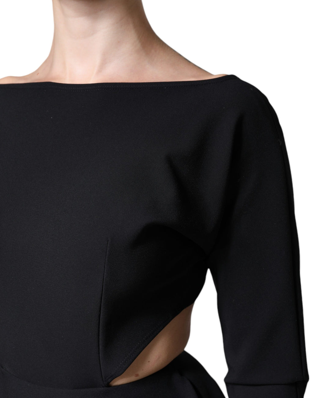 Robe courte noire en viscose avec découpes, manches longues et coupe en A, design élégant de Dolce & Gabbana.