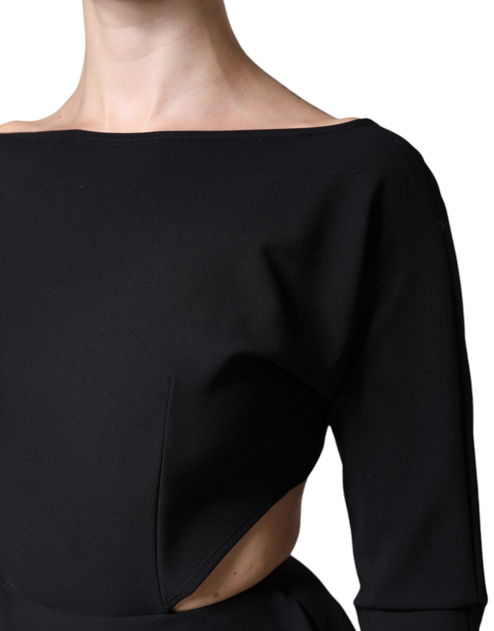 Robe courte noire en viscose avec découpes, manches longues et coupe en A, design élégant de Dolce & Gabbana.