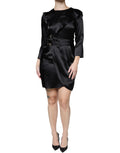 Robe courte en satin noir Emporio Armani avec manches longues et coupe portefeuille, élégante et sophistiquée.