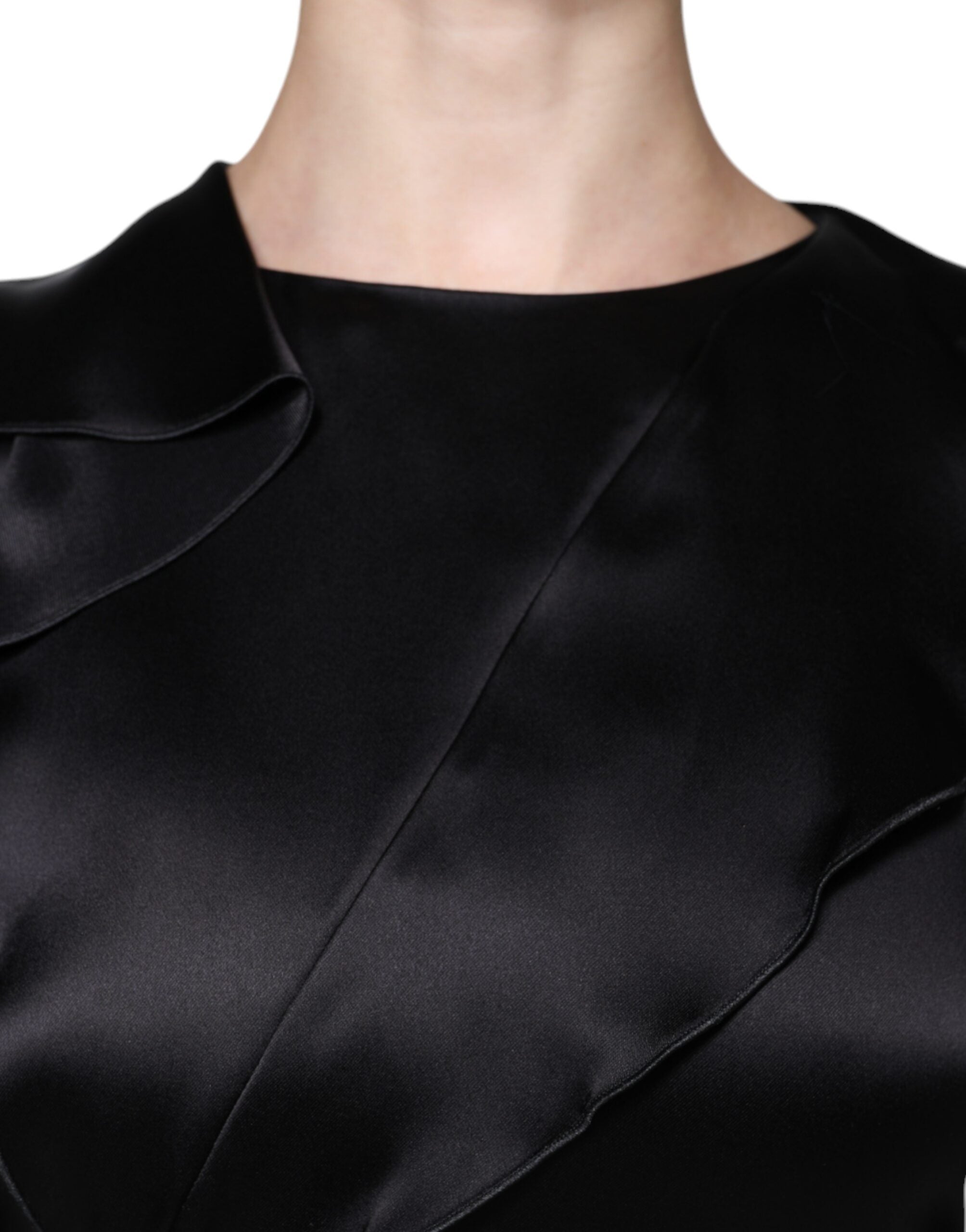Robe courte en satin noir Emporio Armani à manches longues et coupe portefeuille, élégante et raffinée.