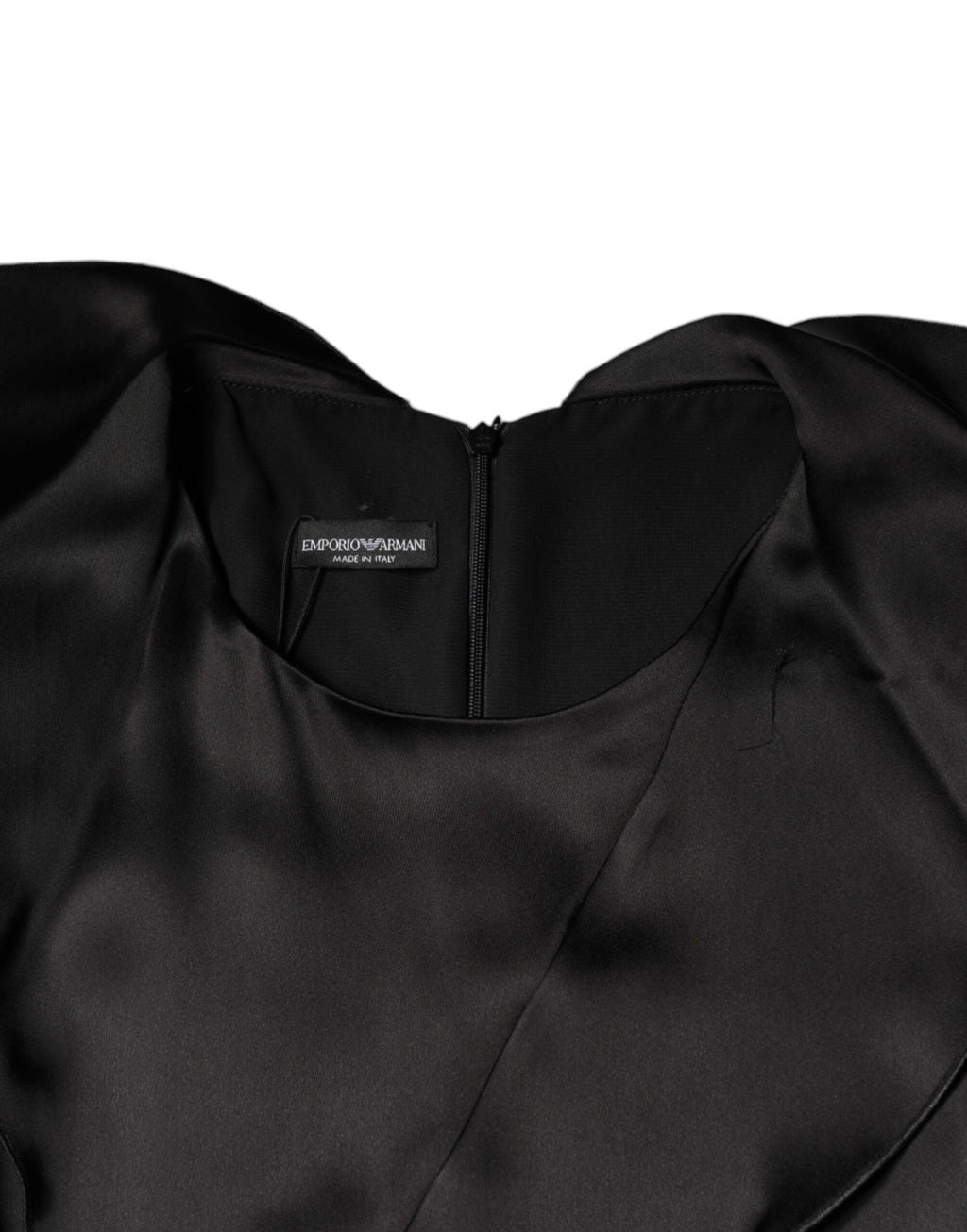 Robe courte en satin noir Emporio Armani à manches longues et coupe portefeuille, élégante et sophistiquée.