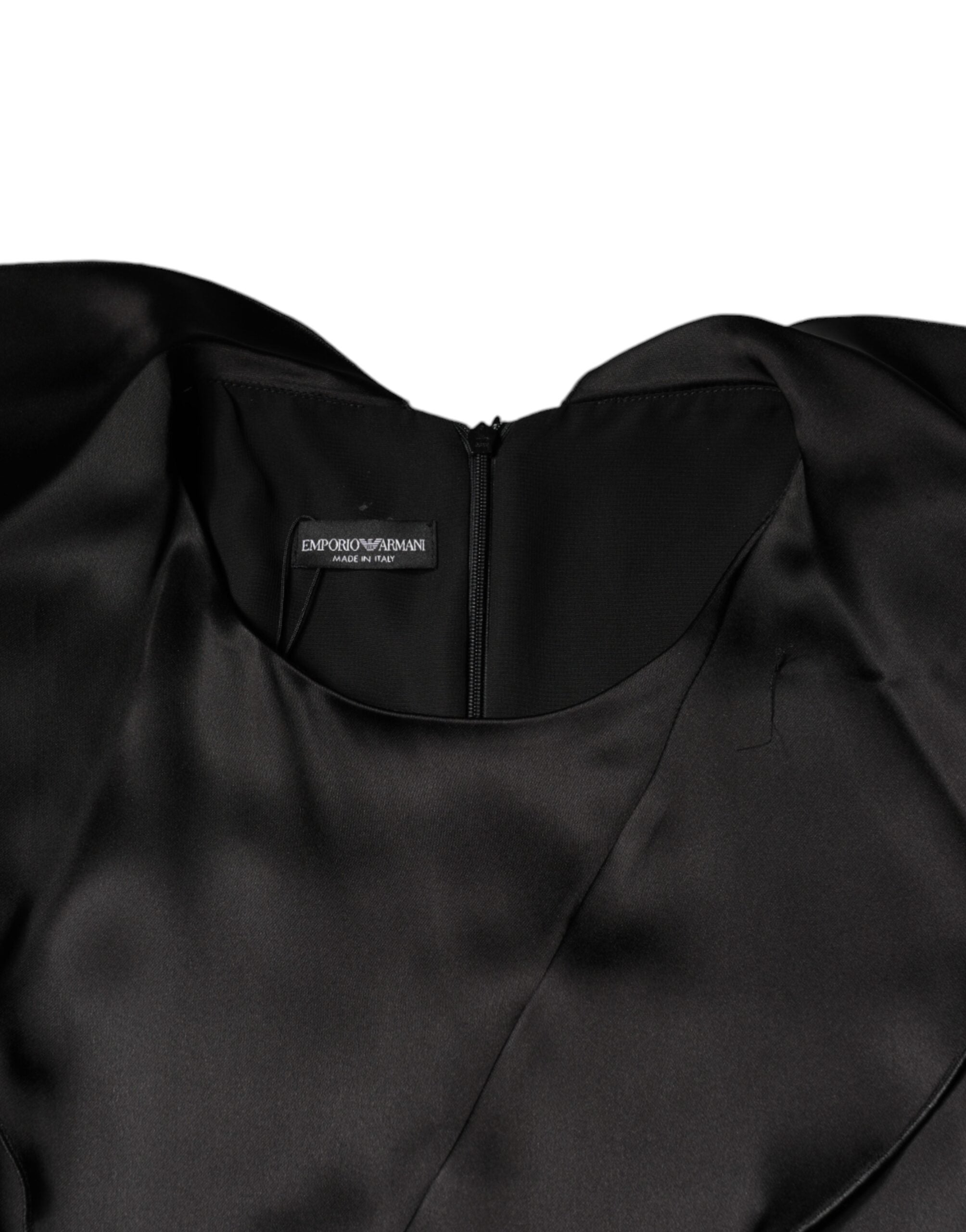 Robe courte en satin noir Emporio Armani à manches longues et coupe portefeuille, élégante et sophistiquée.