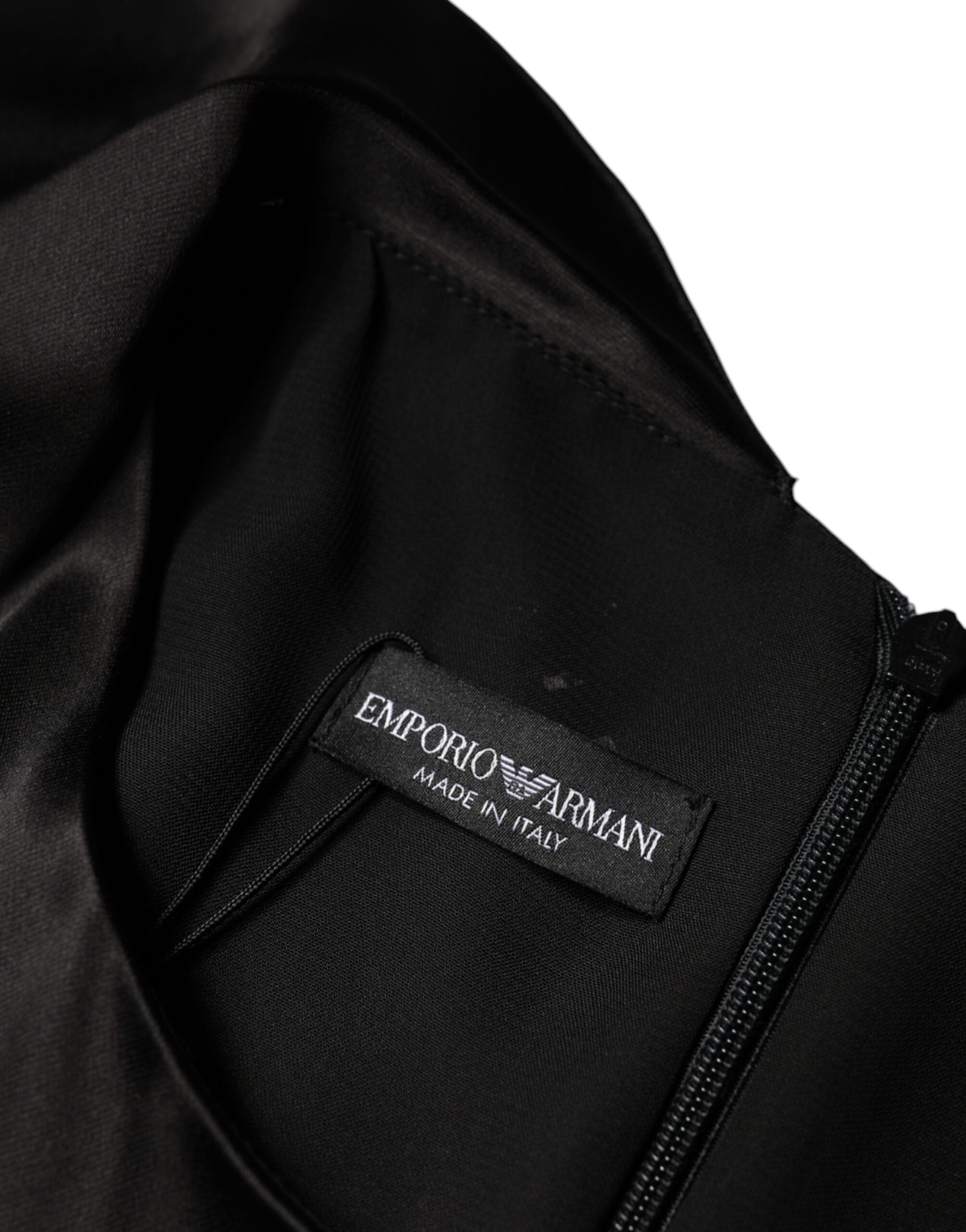 Robe courte en satin noir Emporio Armani à manches longues et coupe enveloppante, ajustée pour une silhouette élégante.