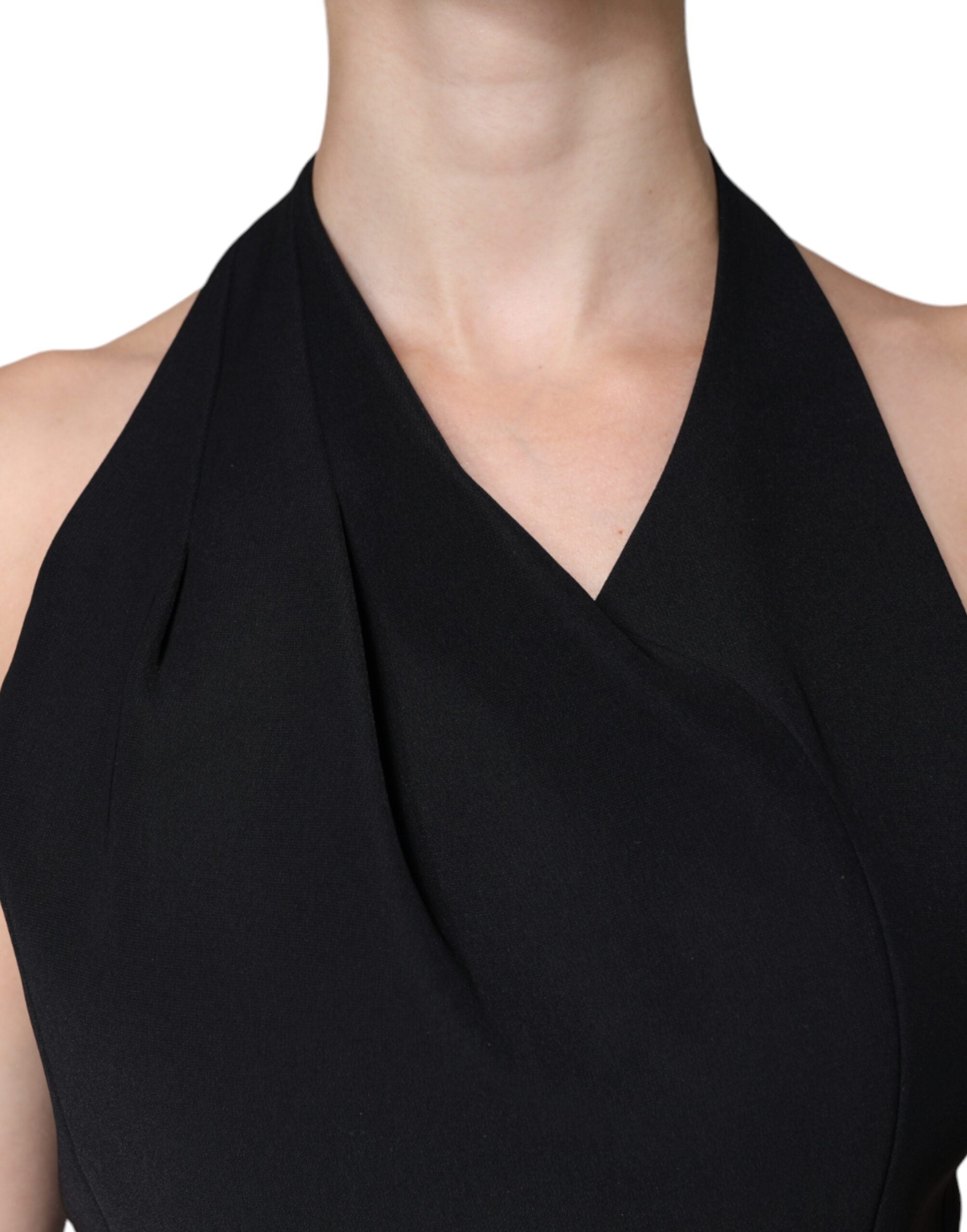 Robe longue noire sans manches à col halter de Emporio Armani, silhouette élégante et sophistiquée.