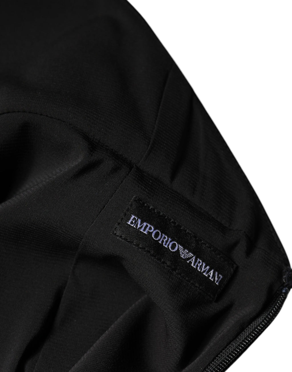 Robe longue noire sans manches Emporio Armani, robe de soirée ajustée avec col halter et coupe élégante.