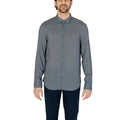Chemise grise en viscose avec motif Armani Exchange, col classique et manches longues, élégante et confortable.