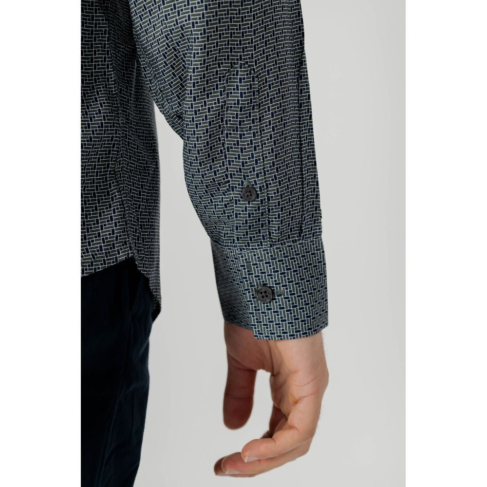 Chemise grise en viscose Armani Exchange avec motif, vue de face sur un mannequin.