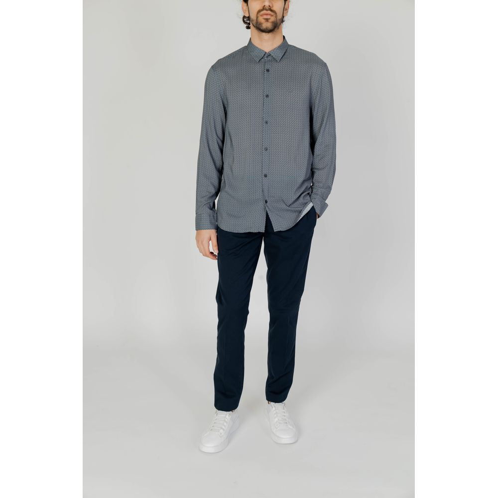 Chemise grise en viscose à motif de la marque Armani Exchange, avec col et manches longues, portée sur un mannequin.