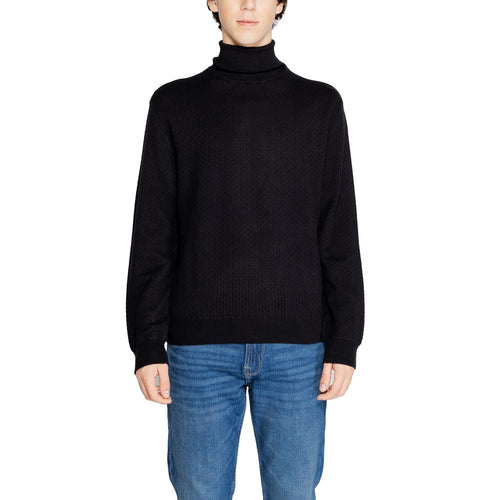 Pull à col roulé en coton noir Armani Exchange, coupe ajustée, porté sur mannequin.